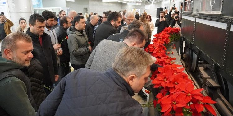 SAAT DOKUZU BEŞ GEÇE İSTANBUL METROSU    